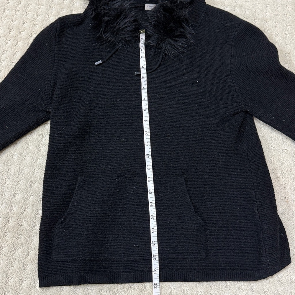 Angela Mara, Stylish Black Sweater with Faux Fur Hood, Size Large - Picture 10 of 12